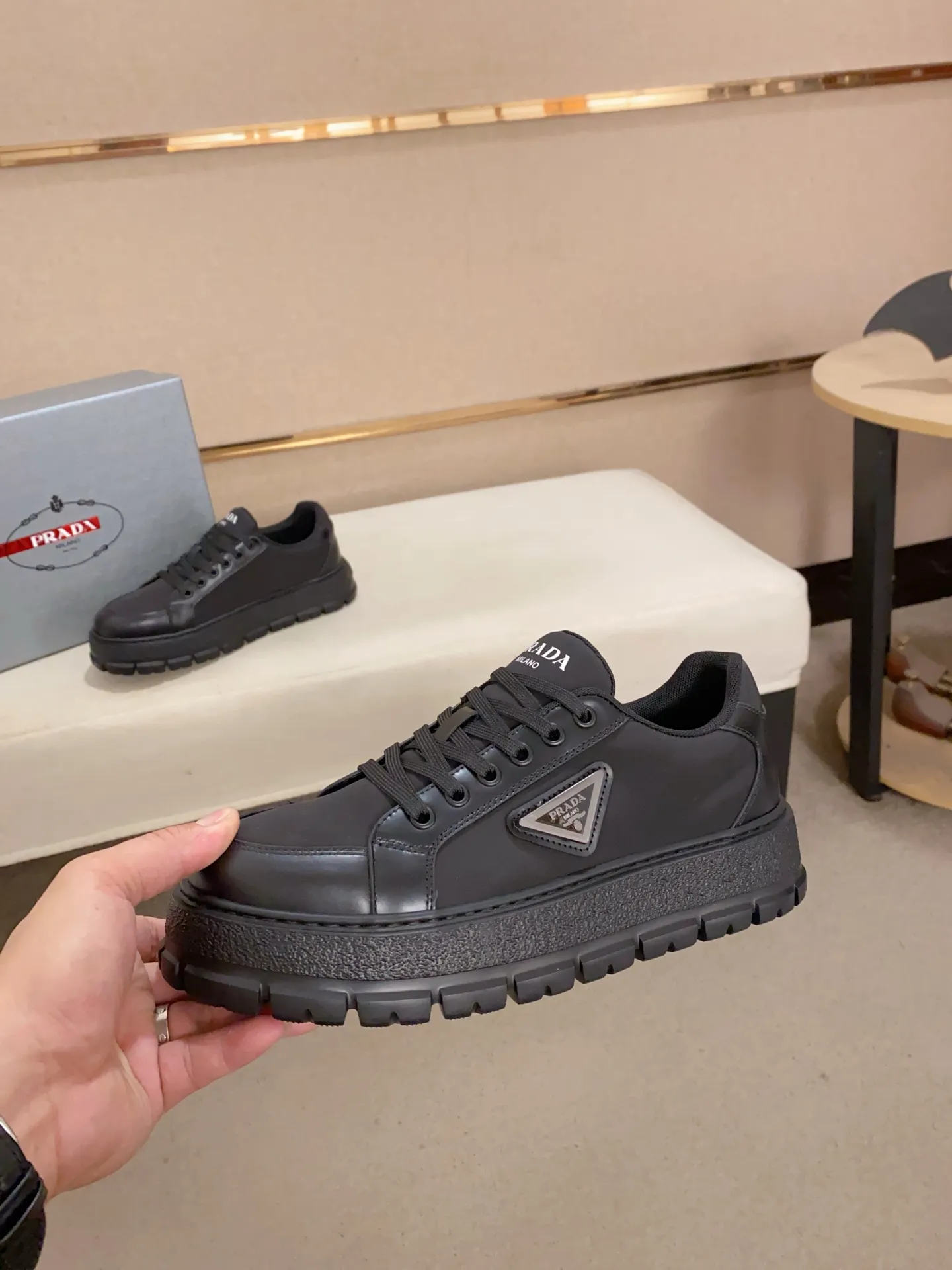 Men's shoes 💰 580💰 ✔️✔️✔️Higher version High-quality new PRADA (Prada) counters are launched simultaneously. The new men's shoes and 😘 fabrics are made of high-tech glue-spraying technology. Lining: Full cowhide lining. 👍🏿 High-end ☄️ Air-cushion molded anti-slip foam outsole, exquisite lines, simple and elegant, comfortable and high-end for leisure travel. Code number: 38 to 44 (45 can be customized and cannot be returned or exchanged)